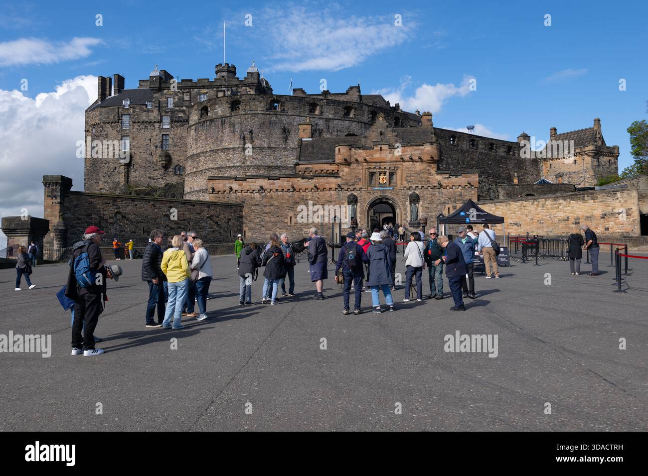Le château d'Édimbourg avec un groupe de personnes, les touristes devant l'entrée principale dans la ville d'Édimbourg, Écosse, Royaume-Uni. Banque D'Images