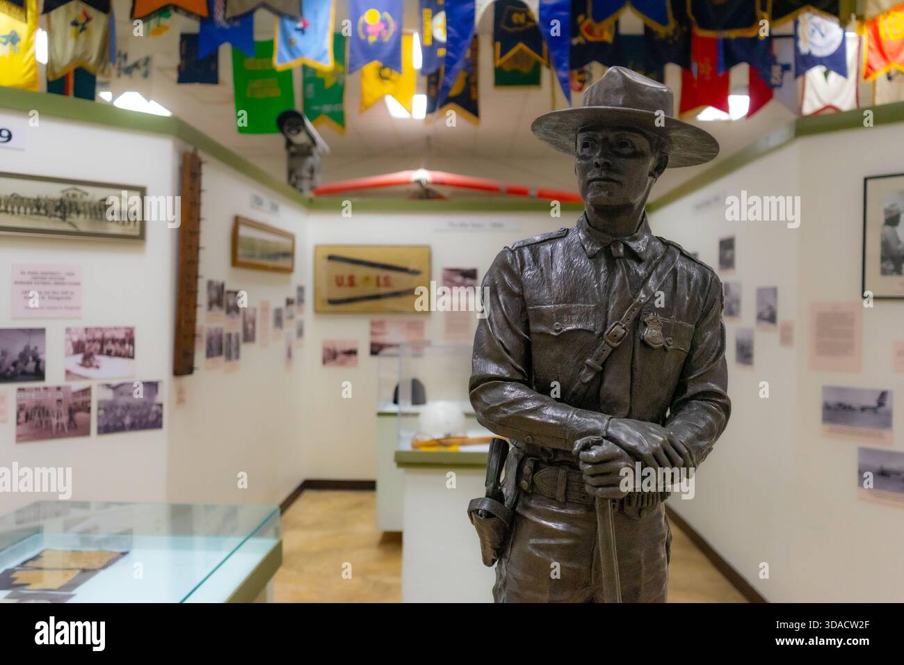 Statue d'un agent de la Border Patrol à côté d'autres expositions historiques à l'intérieur du musée de la Border Patrol à El Paso, Texas, États-Unis Banque D'Images