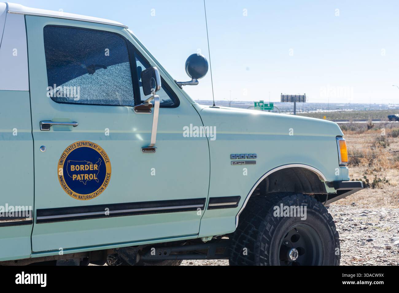Camion Vintage Border Patrol dans le désert à l'extérieur du musée de la patrouille frontalière des États-Unis à El Paso, Texas, États-Unis Banque D'Images