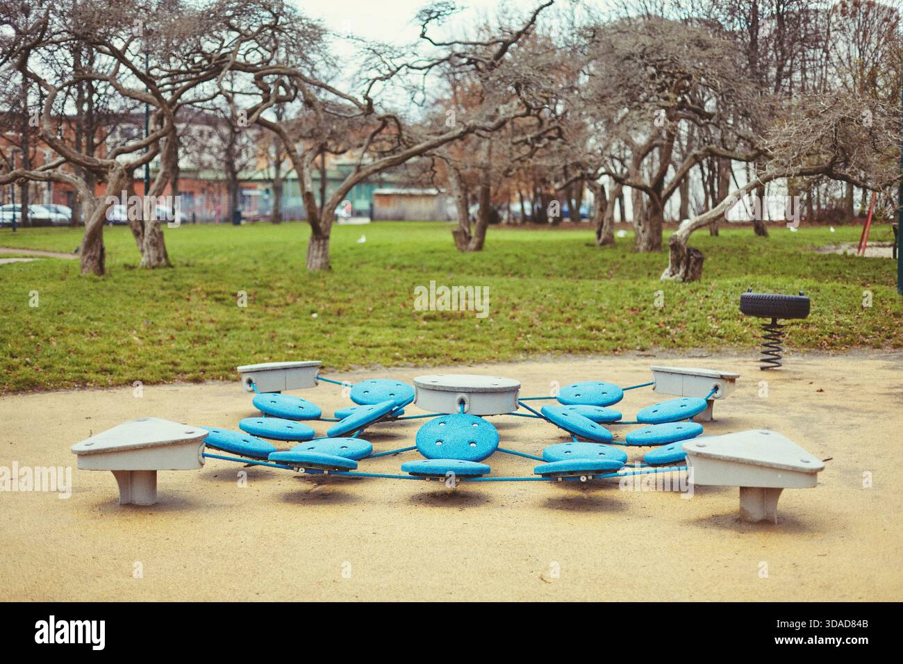 Une structure de jeu aux formes turquoises vives pour sauter sur une aire de jeux sans enfants Banque D'Images