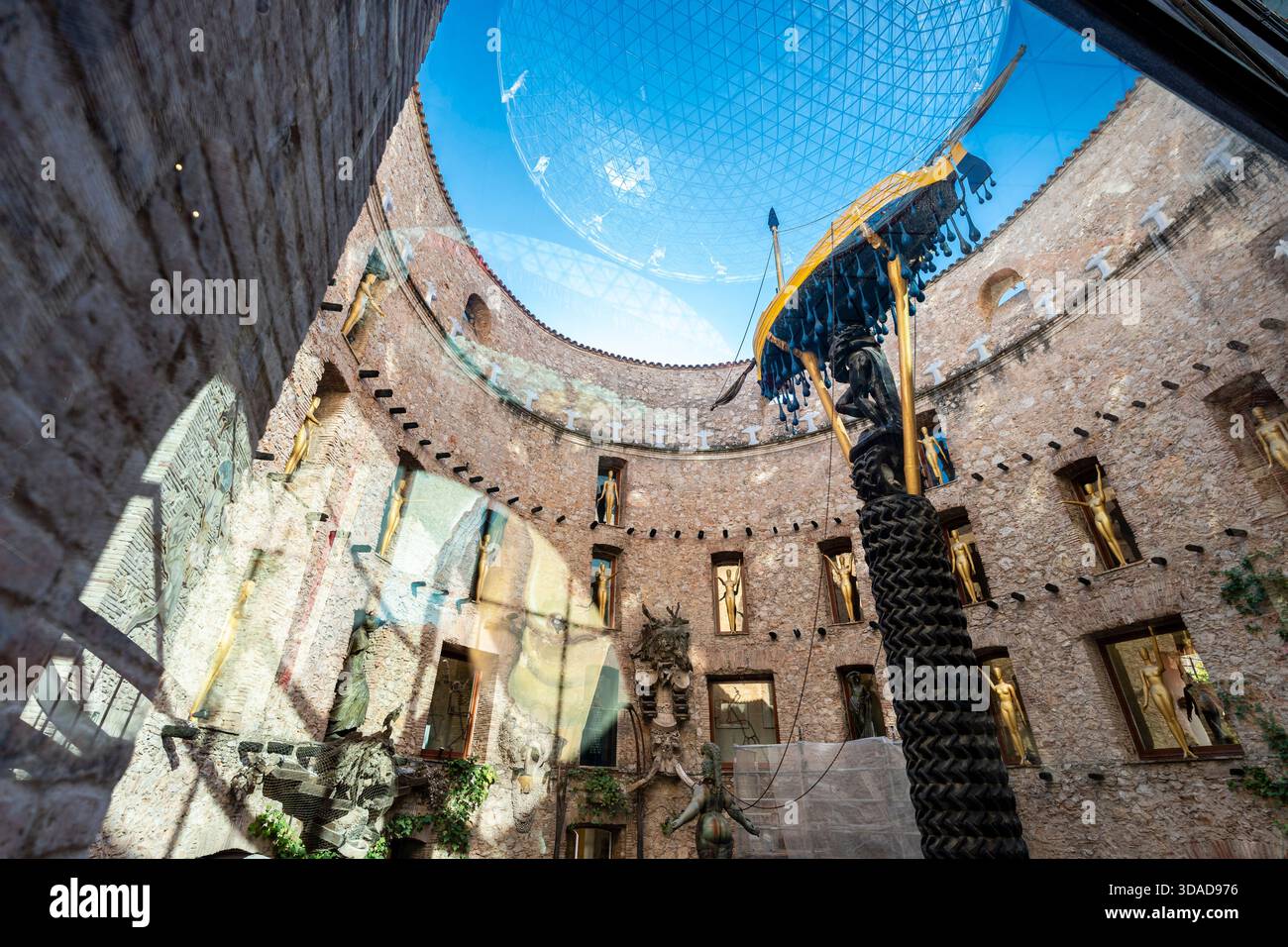 Bateau de Gala sur la colonne de pneus, cour centrale,, Théâtre-Musée Dalí, Figueres, Province de Gérone, Catalogne, Espagne Banque D'Images