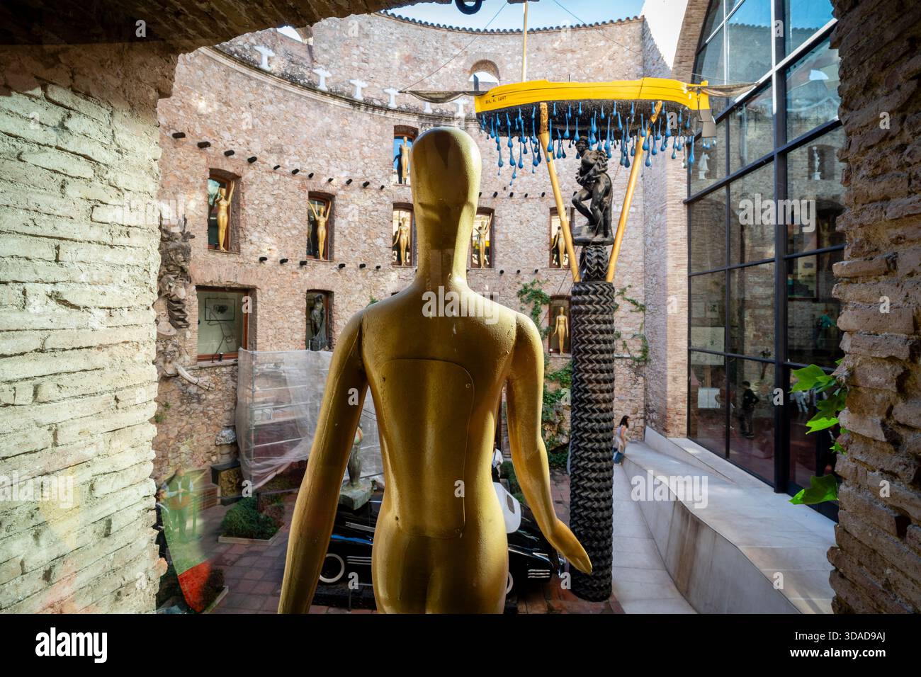 Bateau de Gala et mannequin, cour centrale, Théâtre-Musée Dalí, Figueres, Province de Gérone, Catalogne, Espagne Banque D'Images