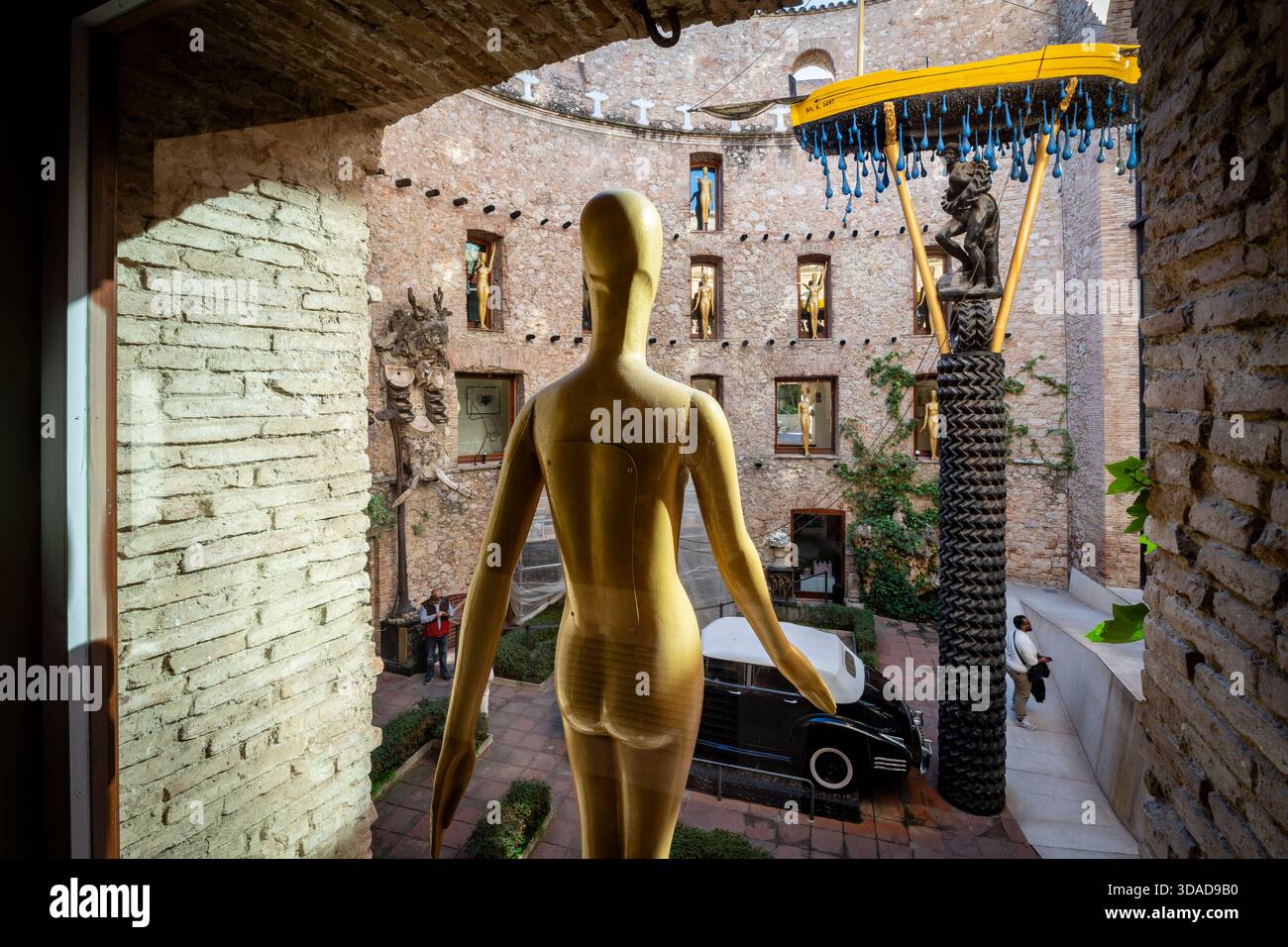 Bateau de Gala et mannequin, cour centrale, Théâtre-Musée Dalí, Figueres, Province de Gérone, Catalogne, Espagne Banque D'Images