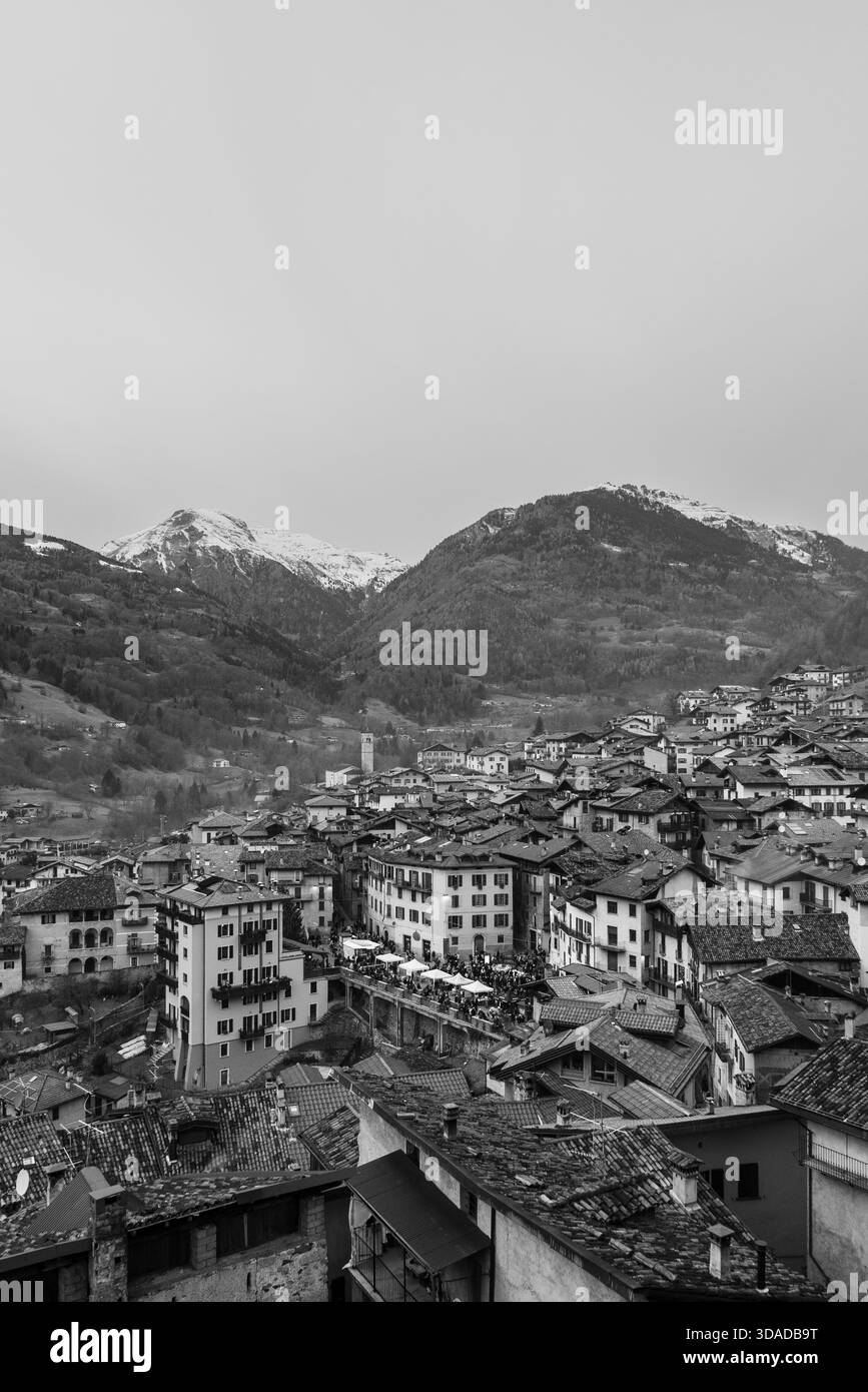 Vue hivernale de Bagolino, Valsabbia, Italie, le 7 décembre 2025, montrant le village de montagne et les sommets environnants. Une scène verticale en noir et blanc Banque D'Images