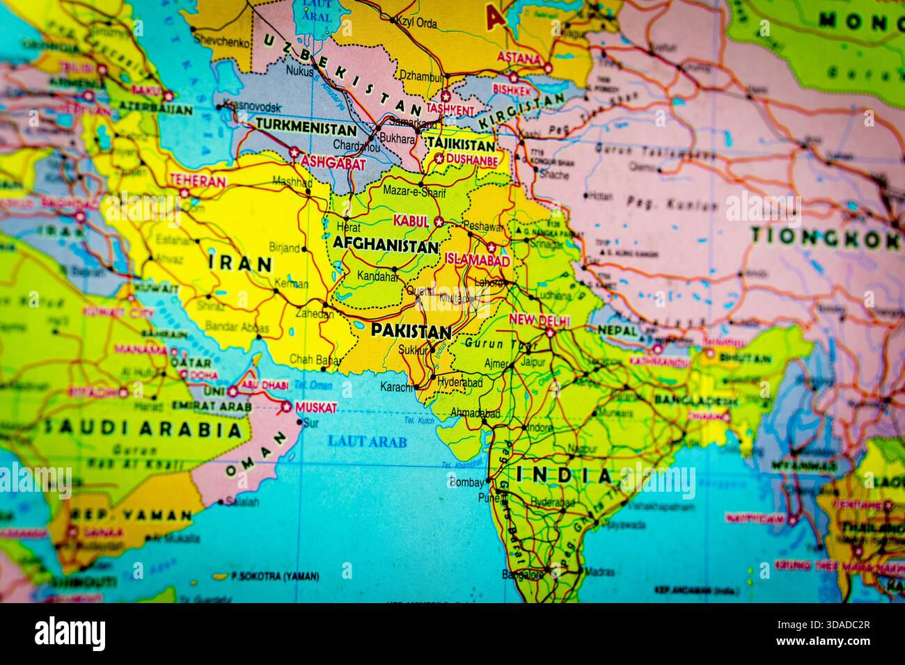 Gros plan d'une carte politique montrant l'Asie du Sud et l'Asie centrale, y compris l'Iran, l'Afghanistan, le Pakistan, l'Inde, et les régions environnantes. Banque D'Images