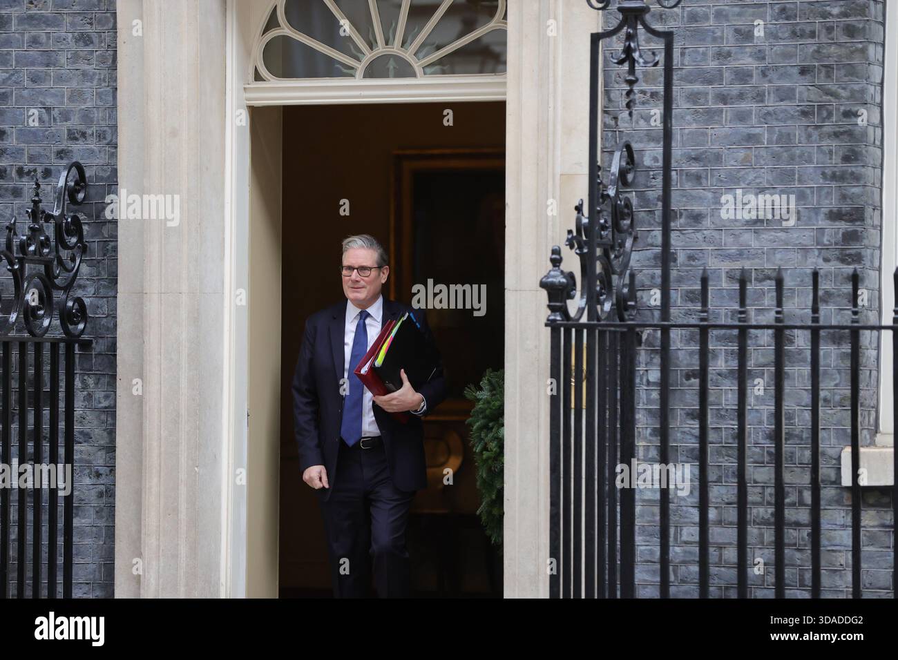 Londres, Royaume-Uni. 10 décembre 2025. Le premier ministre britannique Sir Keir Starmer quitte le 10 Downing Street pour assister aux questions hebdomadaires du premier ministre PMQ au Parlement. Crédit : Uwe Deffner/Alamy Live News Banque D'Images