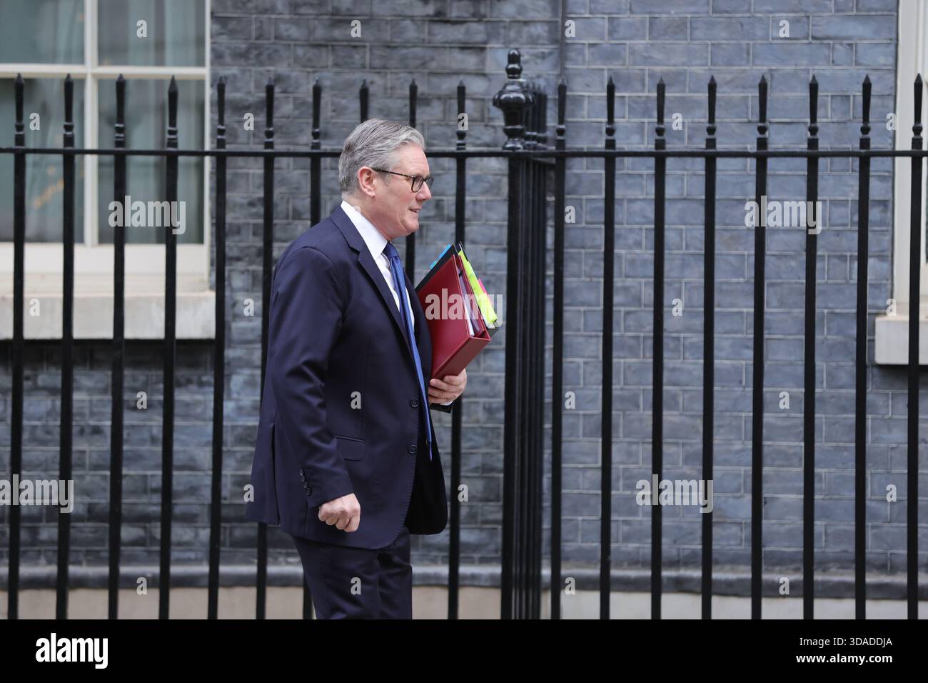 Londres, Royaume-Uni. 10 décembre 2025. Le premier ministre britannique Sir Keir Starmer quitte le 10 Downing Street pour assister aux questions hebdomadaires du premier ministre PMQ au Parlement. Crédit : Uwe Deffner/Alamy Live News Banque D'Images