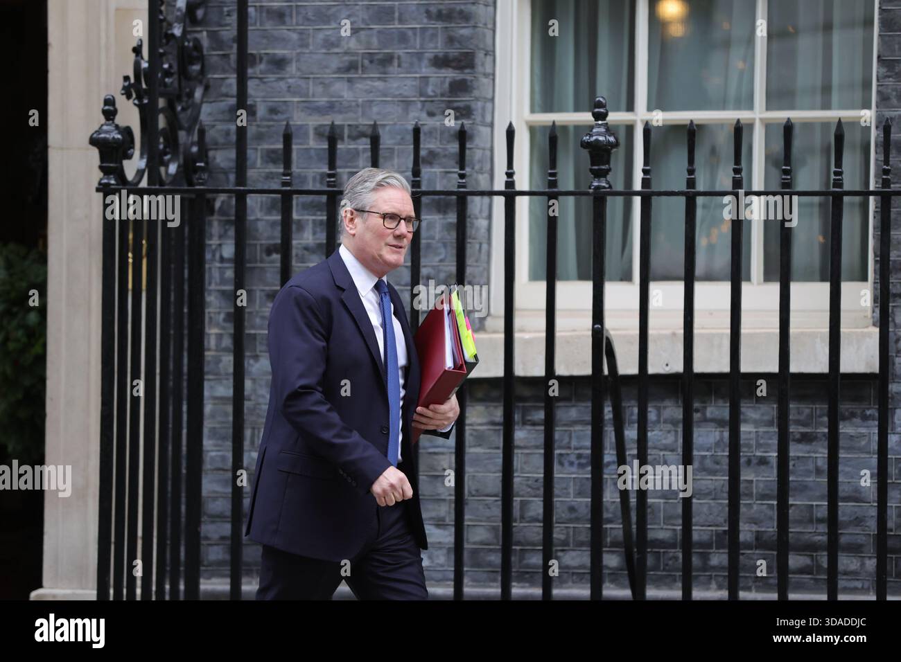 Londres, Royaume-Uni. 10 décembre 2025. Le premier ministre britannique Sir Keir Starmer quitte le 10 Downing Street pour assister aux questions hebdomadaires du premier ministre PMQ au Parlement. Crédit : Uwe Deffner/Alamy Live News Banque D'Images