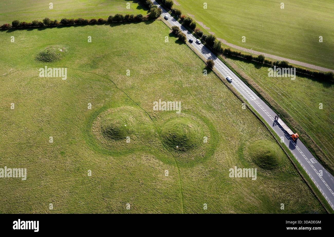 Quatre des tumulus funéraires ronds préhistoriques de barrow le long de la route A4 sur Overton Hill, Avebury, au point de départ du Ridgeway National Trail. Vue vers E Banque D'Images