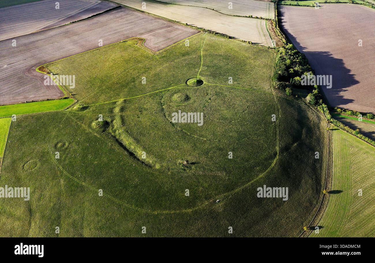 Windmill Hill L'enceinte causelée avec 3 fossés externes segmentés concentriques avec berges internes date de 3700 av. J.-C. Egalement des monticules de barrow plus récents Banque D'Images