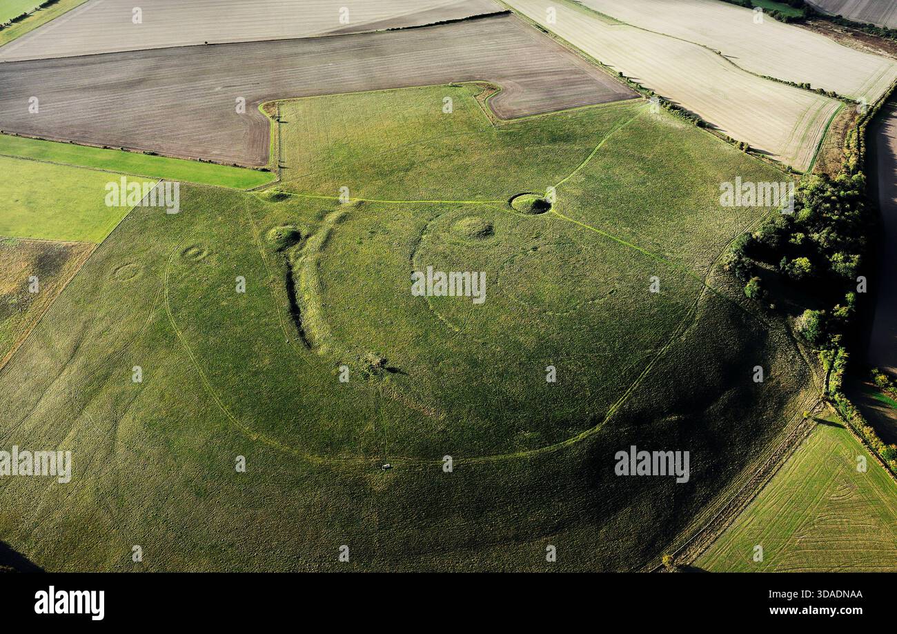 Windmill Hill L'enceinte causelée avec 3 fossés externes segmentés concentriques avec berges internes date de 3700 av. J.-C. Egalement des monticules de barrow plus récents Banque D'Images