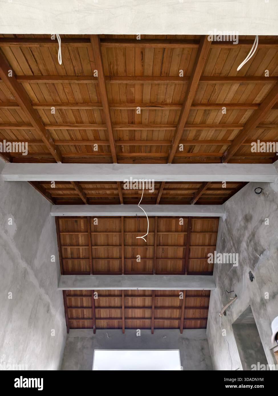 Cadre de structure de plafond en bois apparent combiné avec des poutres en béton Banque D'Images