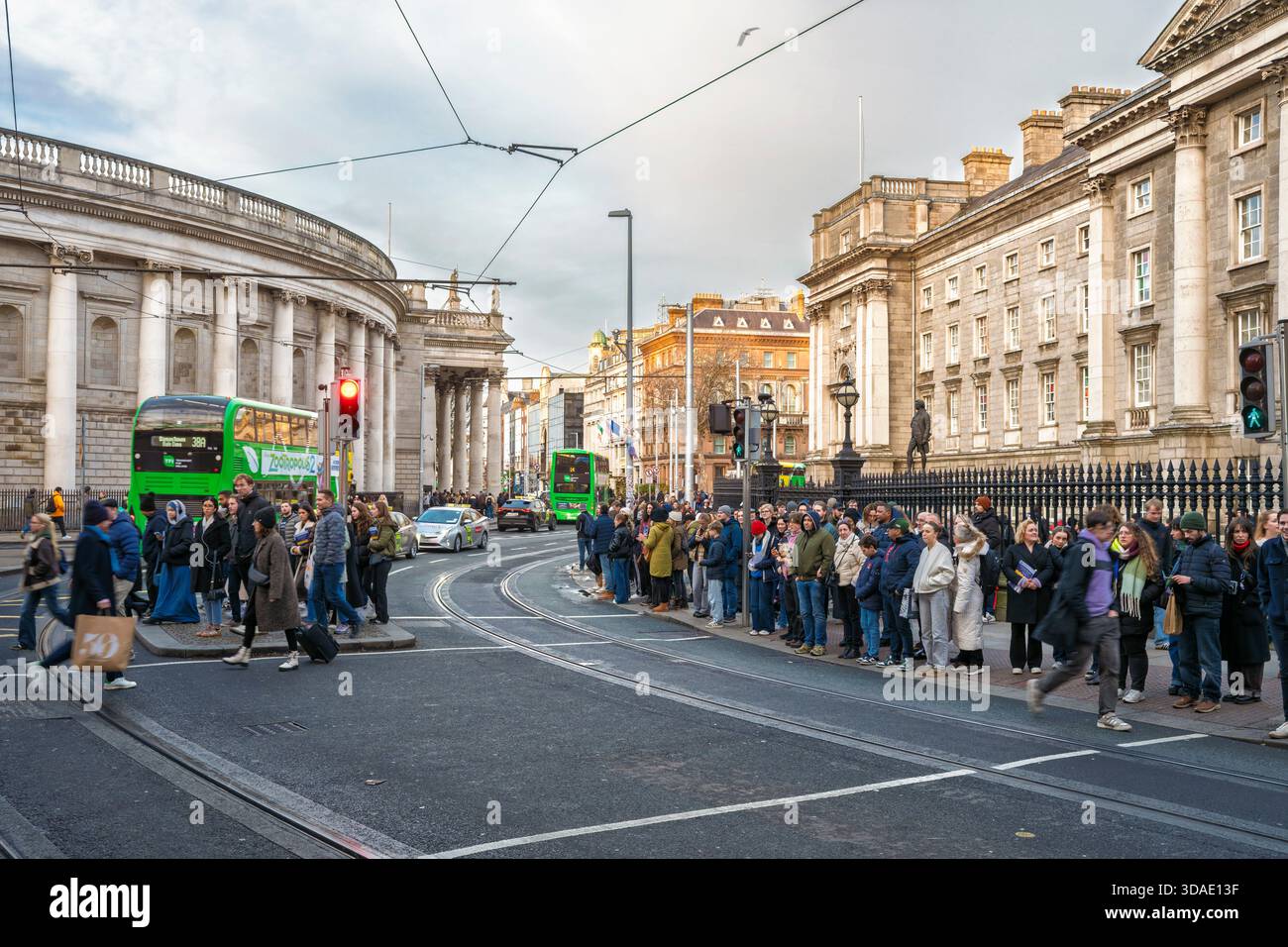 Très fréquenté College Green Dublin avec Trinity College, Bank of Ireland et Green Dublin bus dans la circulation quotidienne de la ville et la ruée piétonne. Banque D'Images