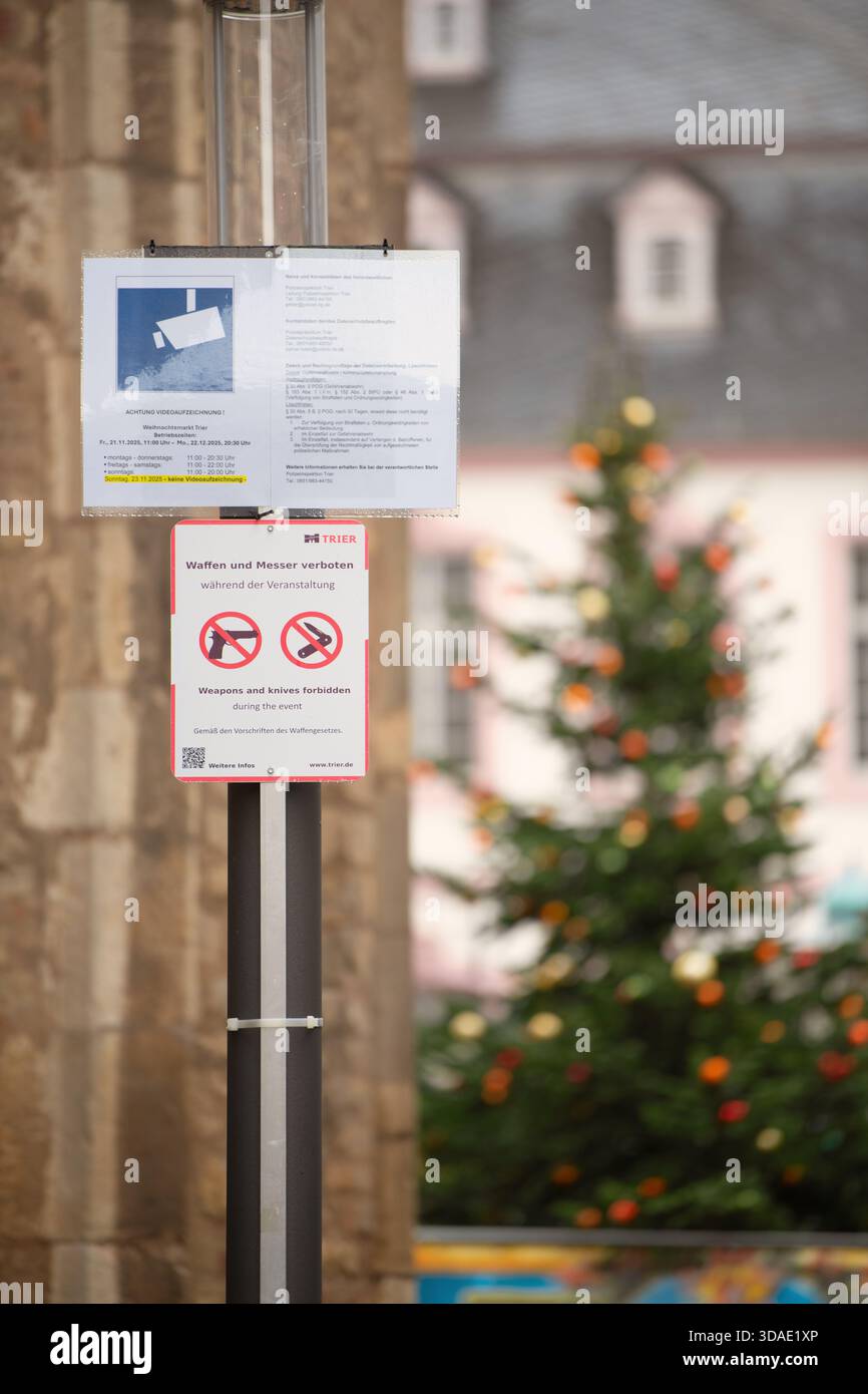 Marché de Noël à Trèves, Allemagne, zone piétonne concept de sécurité, zone sans couteau et arme, heure de l'Avent, saison d'hiver Banque D'Images