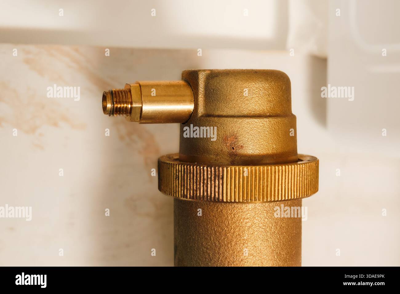 Soupape de purge d'air pour chauffage hydronique ou pour système de chauffage à eau chaude. Gros plan de la soupape d'aération automatique installée dans la maison. Utilisé pour libérer la trappe Banque D'Images