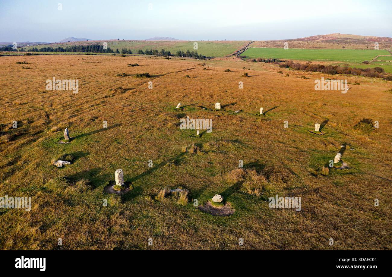 Trippet Stones, alias Trippet Stones Circle, à Blisland sur Bodmin Moor, Cornouailles. Vue vers ne. 32m de diamètre. Hawks Tor en haut à droite Banque D'Images