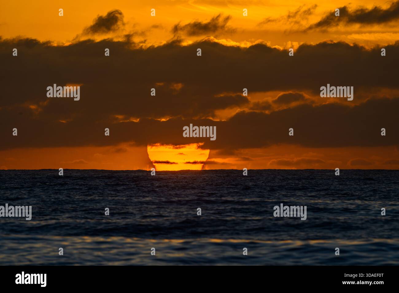 Lever du soleil sur l'horizon à Cronulla Beach Banque D'Images