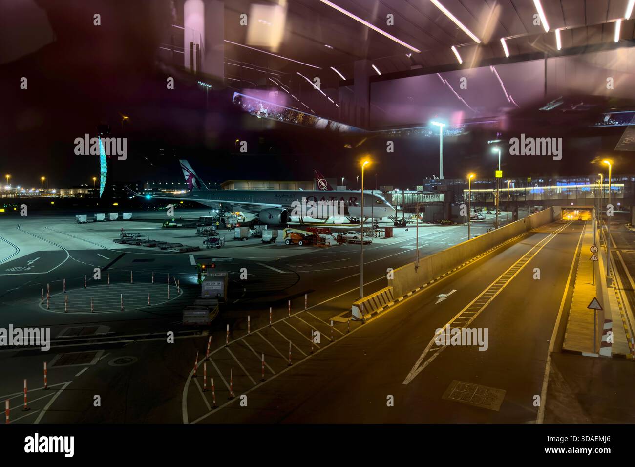 Doha, Qatar - 09 décembre 2025 : vol Qatar Airways à l'aéroport international Hamad porte de départ prête pour le décollage Banque D'Images