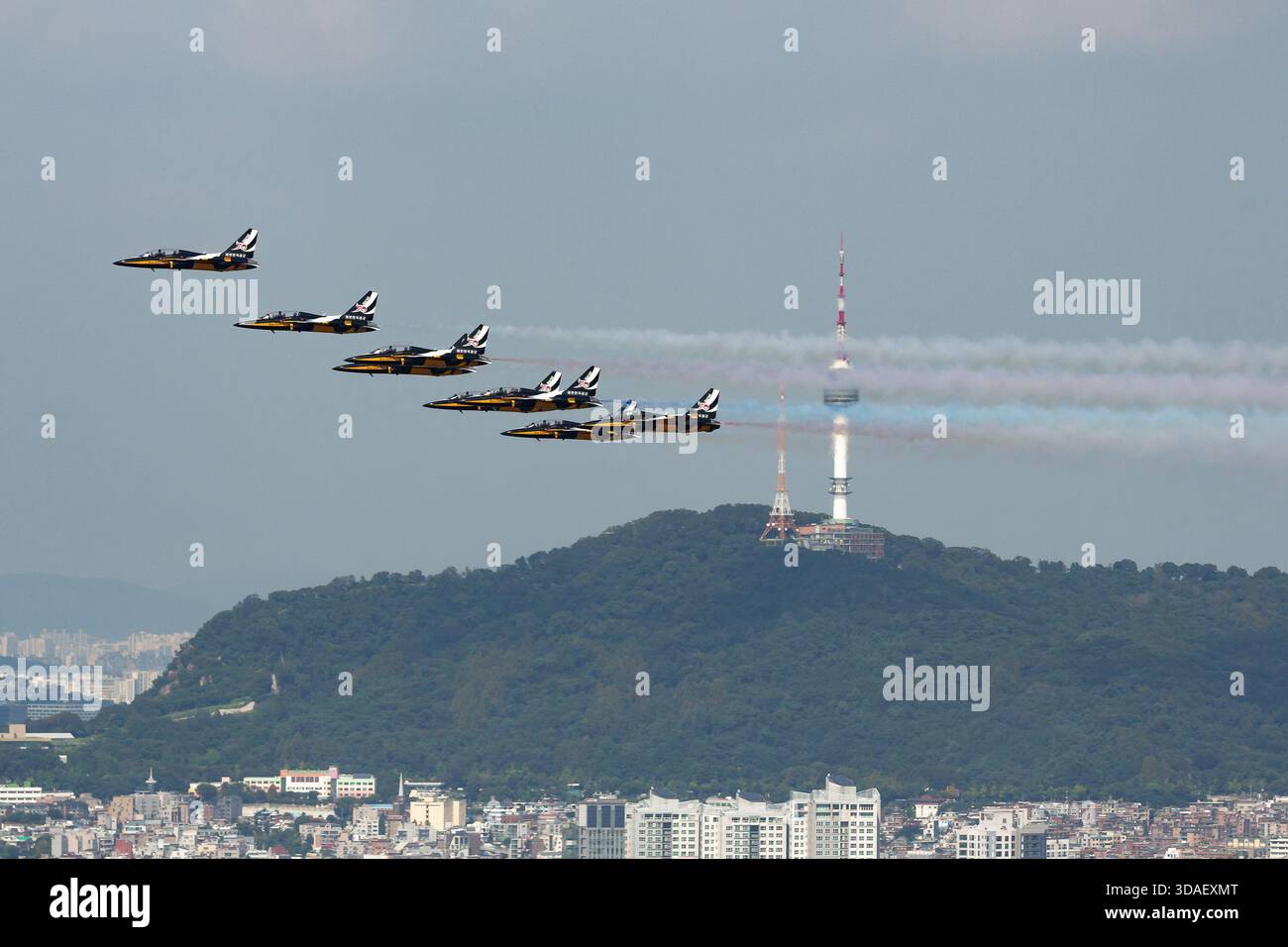Équipe de voltige des Black Eagles dans une exposition aérienne dynamique au-dessus de Séoul, Corée du Sud avec la montagne Namsan et la Tour N Séoul en arrière-plan Banque D'Images