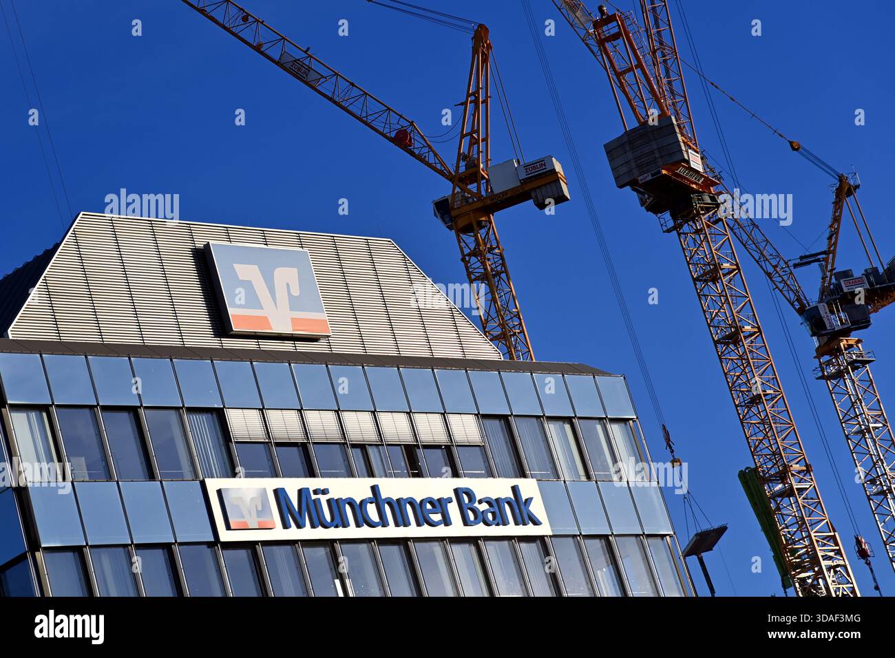 Themenfoto :Volksbank Raiffeisenbank ,Muenchner Bank EG,logo,logo bancaire,logo de la société,emblème de la société, Kraene,construction Kraene,chantier,rénovation ?SVEN SIMON photo Agency GmbH & Co. Appuyez sur photo KG # Prinzess-Luise-Str. 41 # 45479 Muelheim / R. Banque D'Images
