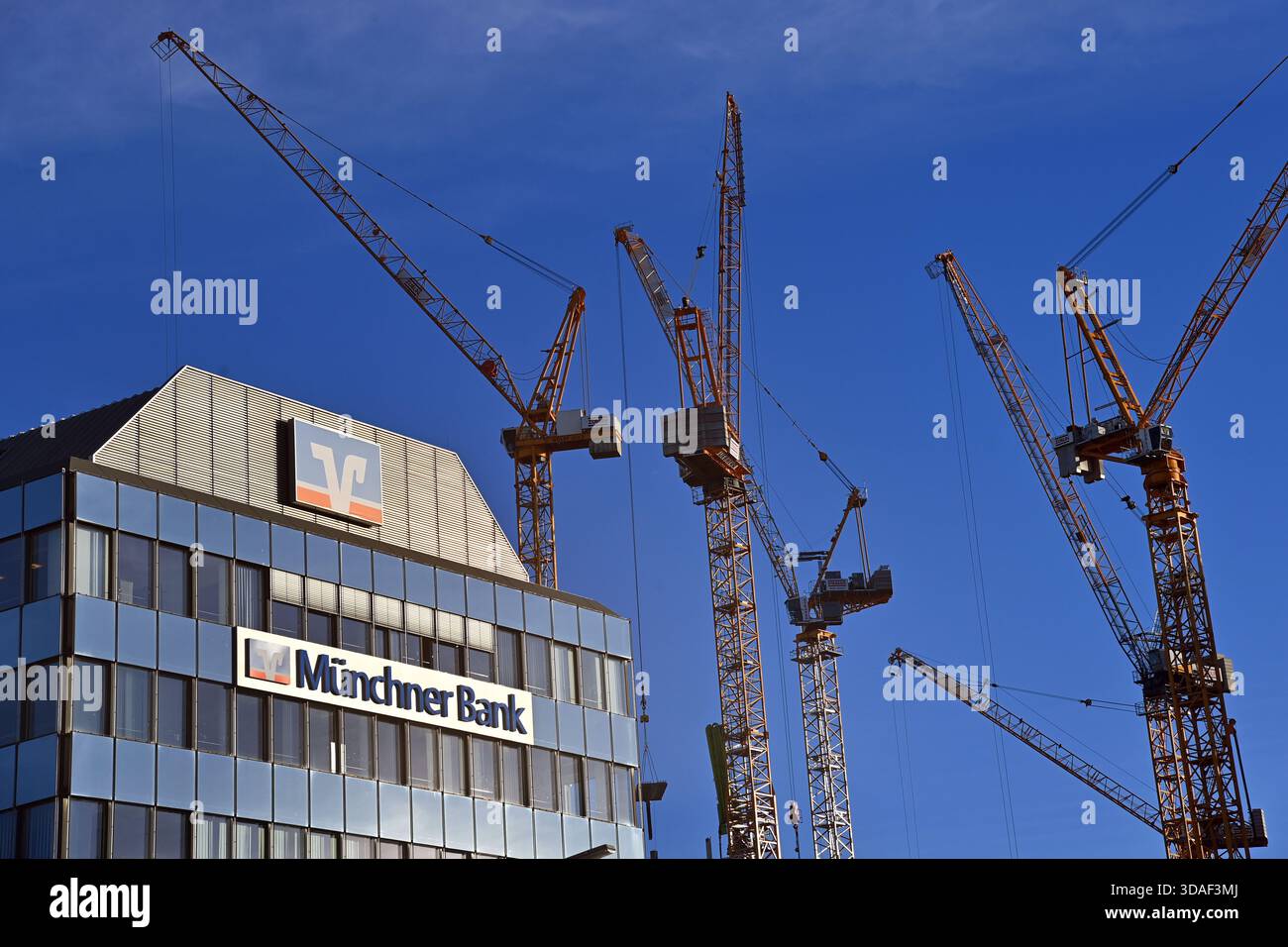 Photo thématique : Volksbank Raiffeisenbank, Munich Bank EG, logo, logo de la banque, logo de la société, emblème de l'entreprise, grue de construction, grue à tour, chantier de construction, rénovation ?SVEN SIMON photo Agency GmbH & Co. Appuyez sur photo KG # Prinzess-Luise-Str. 41 # 45479 Mu Banque D'Images