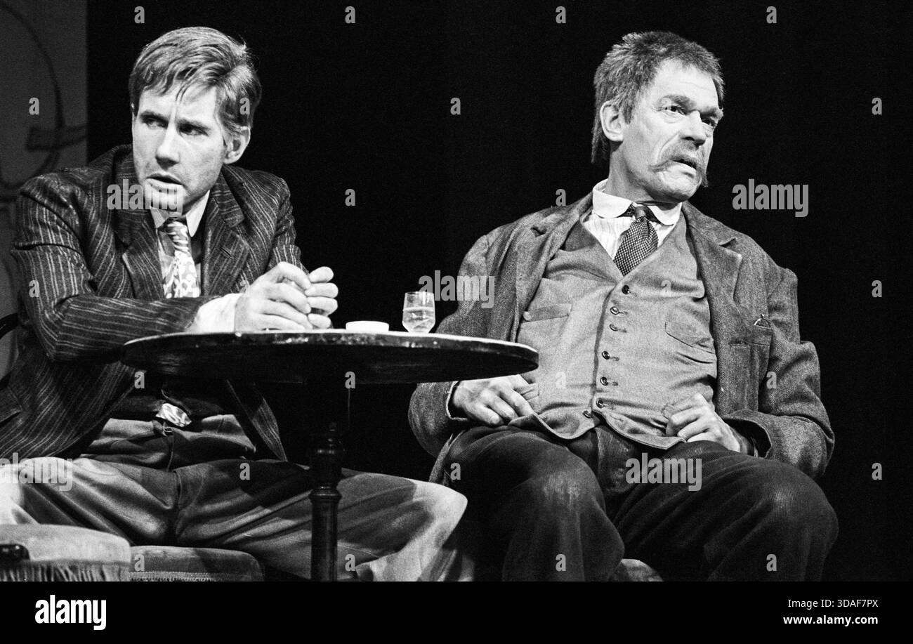 de gauche à droite : Jim Dale (Kalle), Paul Scofield (Wilhelm Voigt) dans LE CAPITAINE de KOPENICK de Carl Zuckmayer au National Theatre, Old Vic, Londres SE1 09/03/1971 conception : Manfred Grund & Karl von Appen éclairage : John B Lire réalisateur : Frank Dunlop Banque D'Images