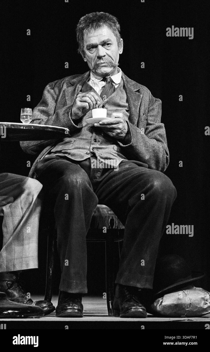 Paul Scofield (Wilhelm Voigt) dans LE CAPITAINE de KOPENICK de Carl Zuckmayer au National Theatre (NT), Old Vic, Londres SE1 09/03/1971 conception : Manfred Grund & Karl von Appen éclairage : John B Lire réalisateur : Frank Dunlop Banque D'Images