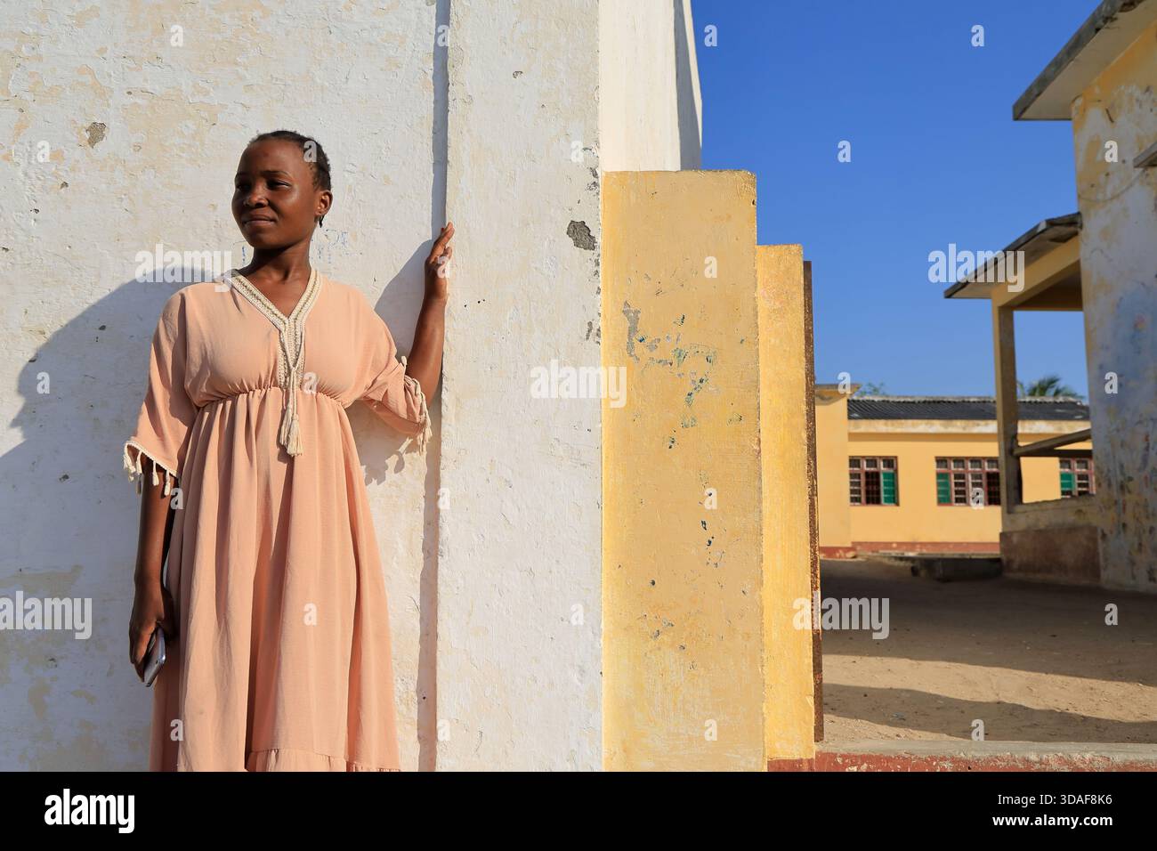 Une jeune femme à abaya à l'extérieur de l'école locale à Stone Town sur l'île de Mozambique, Mozambique Banque D'Images
