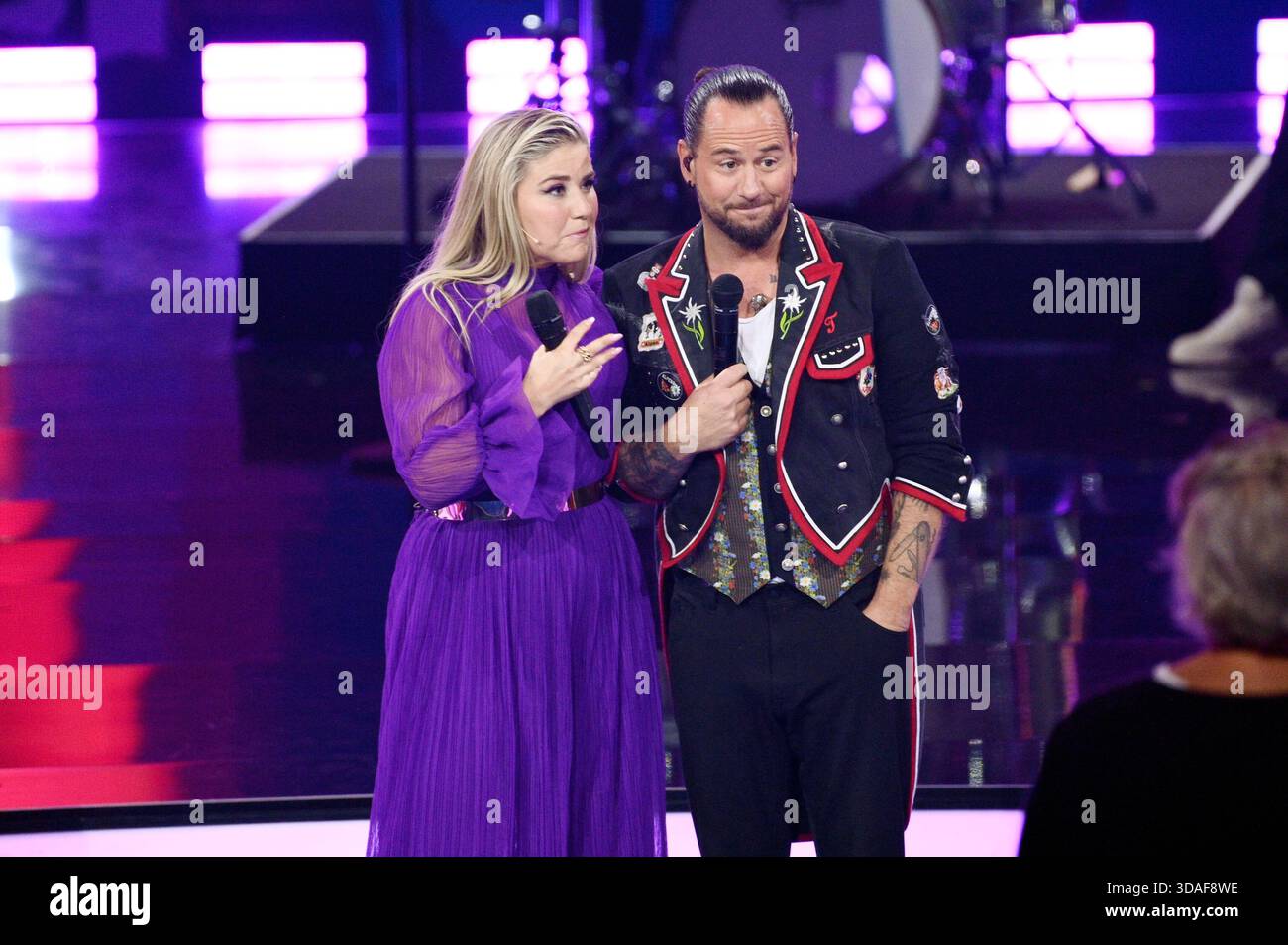 Beatrice Egli et Trauffer lors de l'enregistrement de l'émission de divertissement SWR 'The Beatrice Egli Show' au Studio G à Berlin-Adlershof. Berlin, le 27 septembre 2025 Banque D'Images