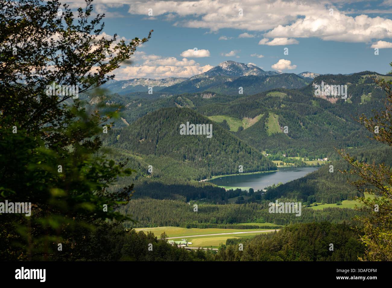 Une vue sur le lac d'en haut avec des montagnes et des nuages à Mariazell, Autriche, capturée au printemps, montrant des paysages alpins tranquilles et une atmosphère fraîche. Mari Banque D'Images