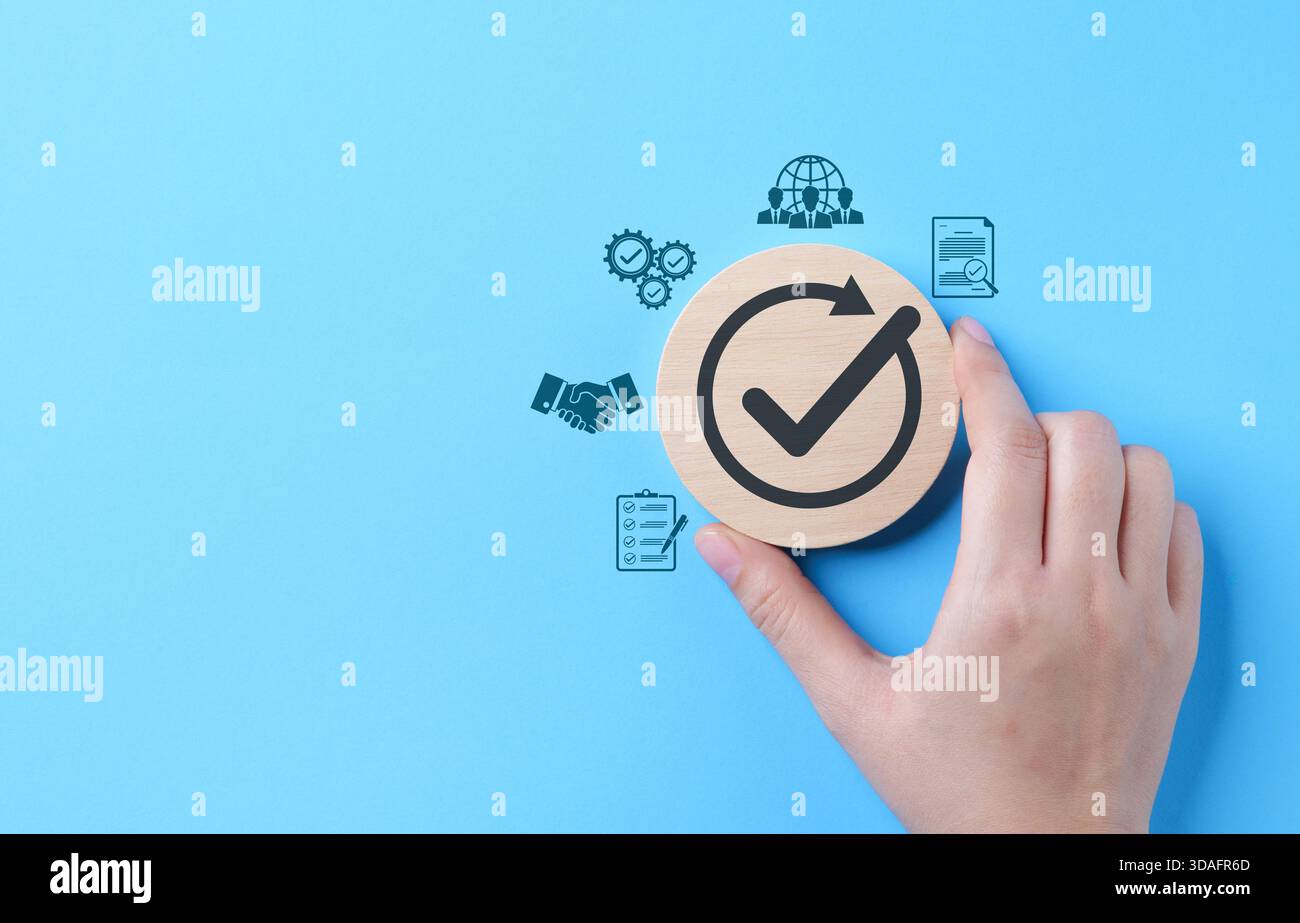 Image de concept d'entreprise de l'assurance qualité, de la conformité et de la certification. Main tenant l'icône de coche symbolisant le processus standard vérifié, Banque D'Images