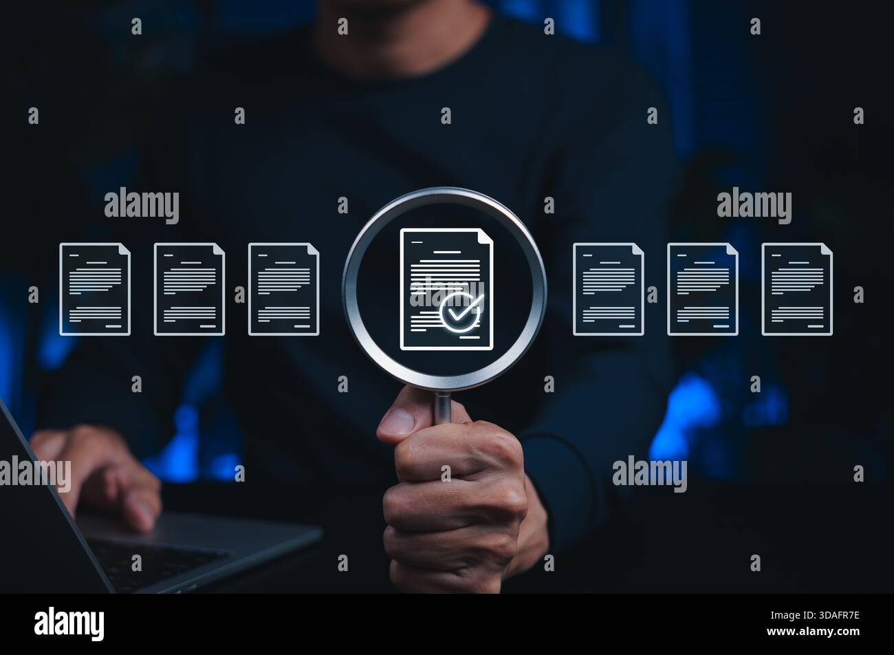 Concept de vérification de document. Personne tenant une loupe mettant en évidence le fichier approuvé, symbolisant la révision des données, le contrôle qualité, la vérification, l'audit, Banque D'Images