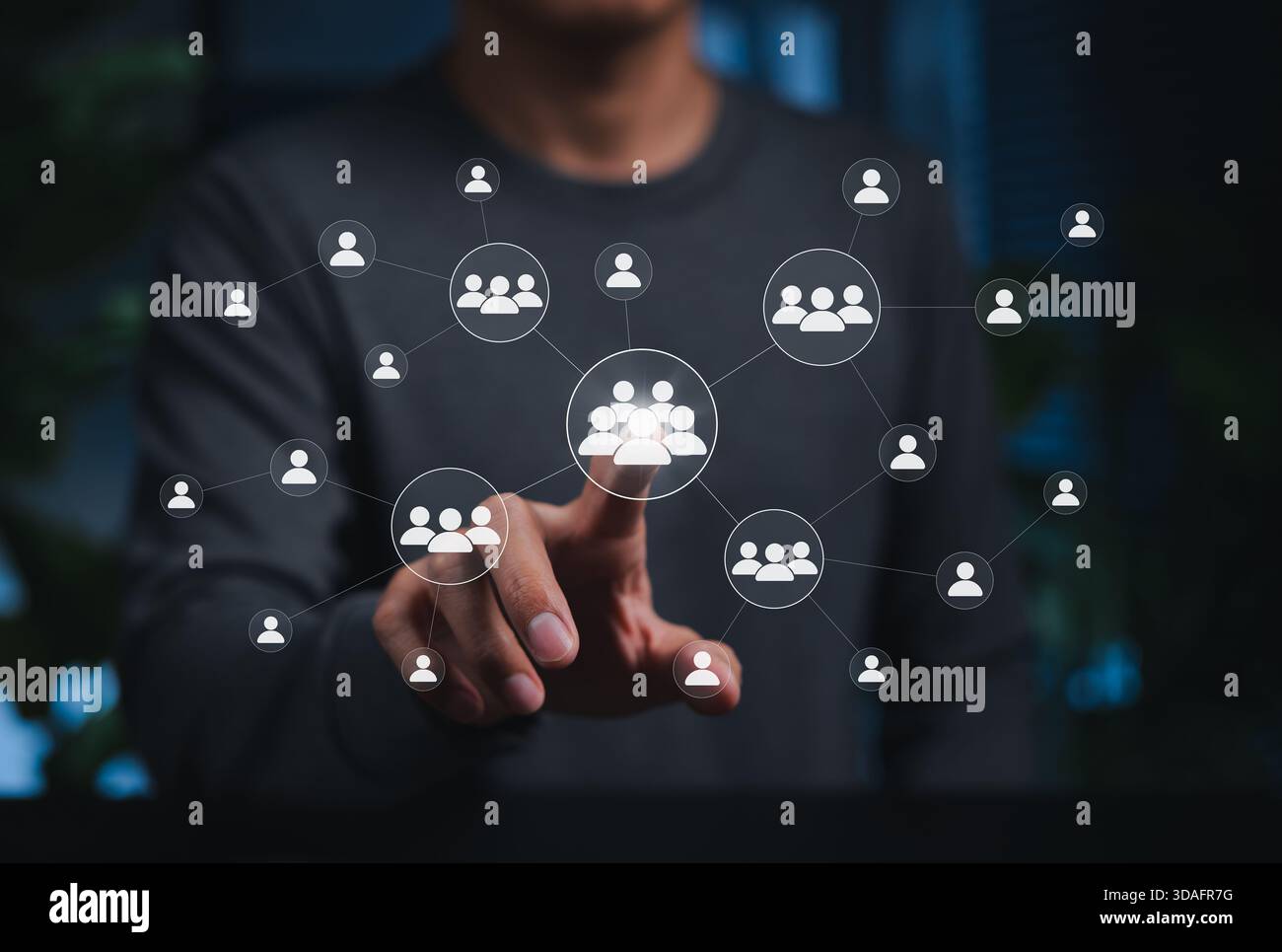 Concept de réseau social et de connexion humaine. Personne touchant les icônes de groupe, symbolisant le travail d'équipe, la communication, la collaboration, les contacts, Banque D'Images