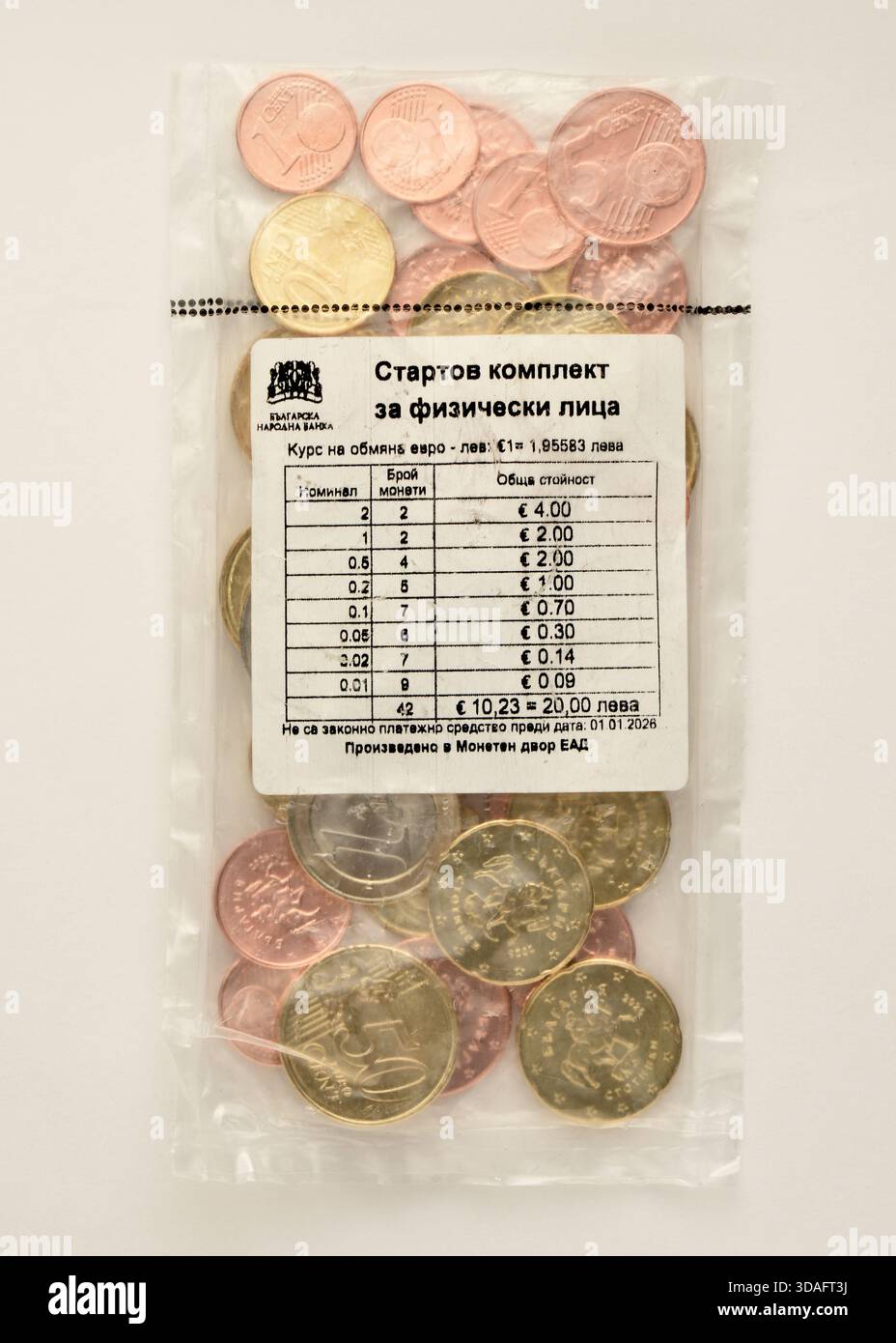 Kit de démarrage en euros contenant les huit valeurs nominales en euros scellées dans un sachet en plastique ; émis en Bulgarie avant l'adoption de l'euro en 2026 Banque D'Images