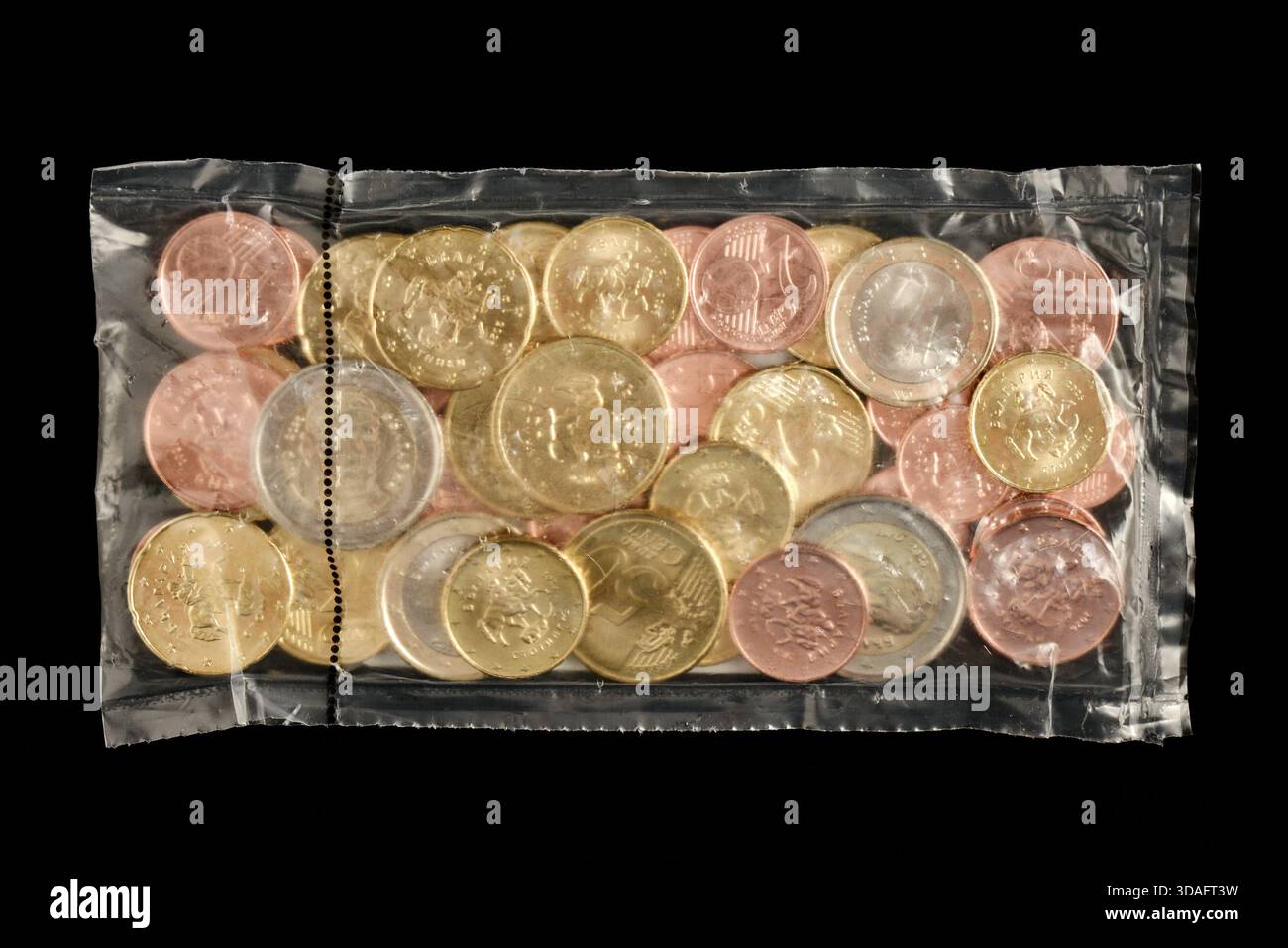 Un kit de démarrage en euros contenant les huit valeurs nominales en euros scellées dans un sachet en plastique, émis en Bulgarie avant l'adoption de l'euro en 2026 Banque D'Images