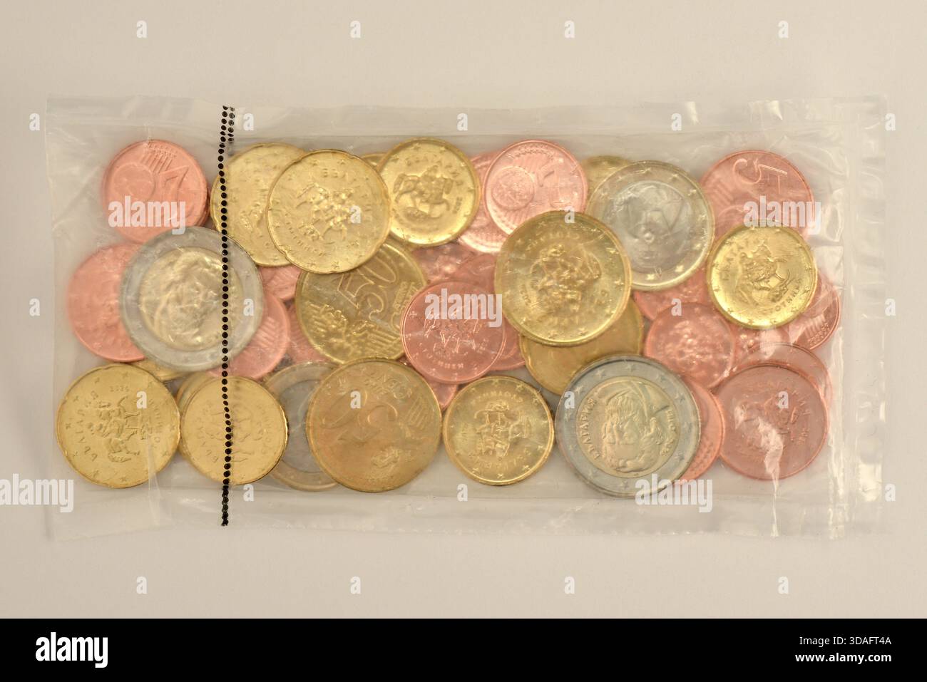 Un kit de démarrage en euros contenant les huit valeurs nominales en euros scellées dans un sachet en plastique, émis en Bulgarie avant l'adoption de l'euro en 2026 Banque D'Images