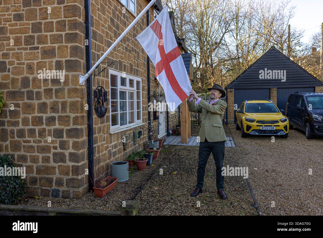 st. drapeau de george flottant devant une maison privée en angleterre Banque D'Images