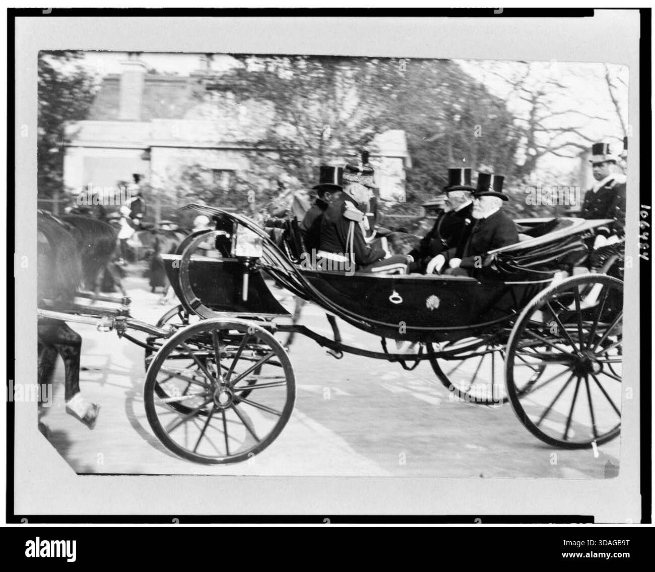 Photo historique vintage du président Émile Loubet et du roi Édouard VII chevauchant ensemble dans la calèche du roi quittant Longchamp le 2 mai 1903. Banque D'Images