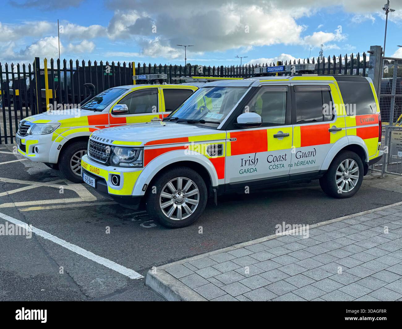 Dublin, Irlande - 21 octobre 2025 : les véhicules d'urgence de la Garde côtière irlandaise sont garés dans un parking public, personne n'est visible. Banque D'Images