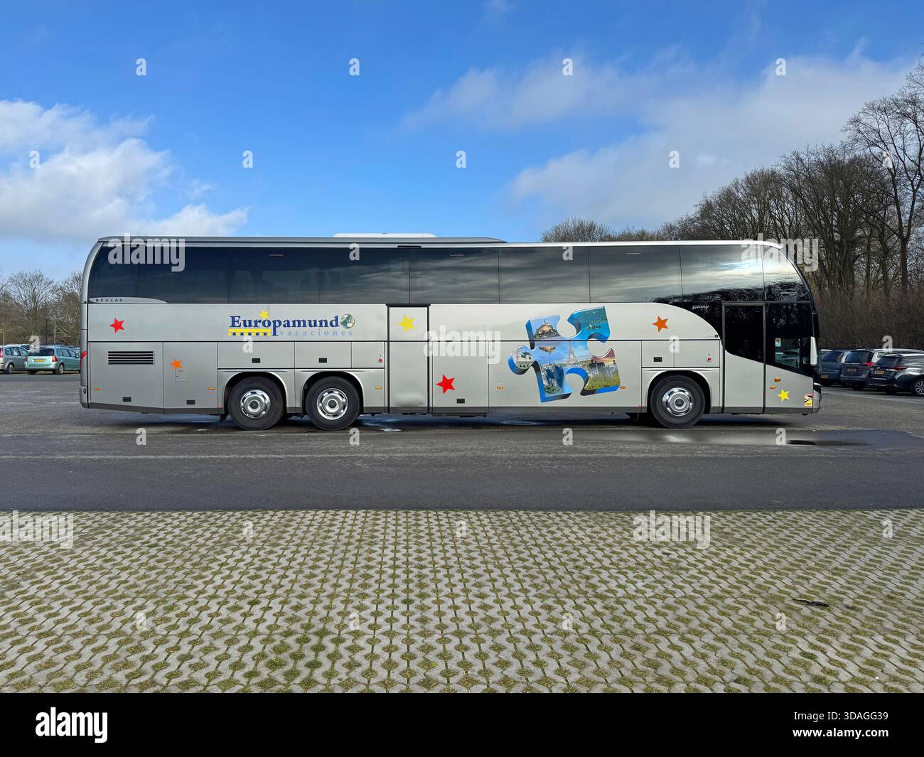 Utrecht, , pays-Bas - 23 février 2025 : autobus Europamundo vacaciones sur un parking public. Personne dans le véhicule. Banque D'Images