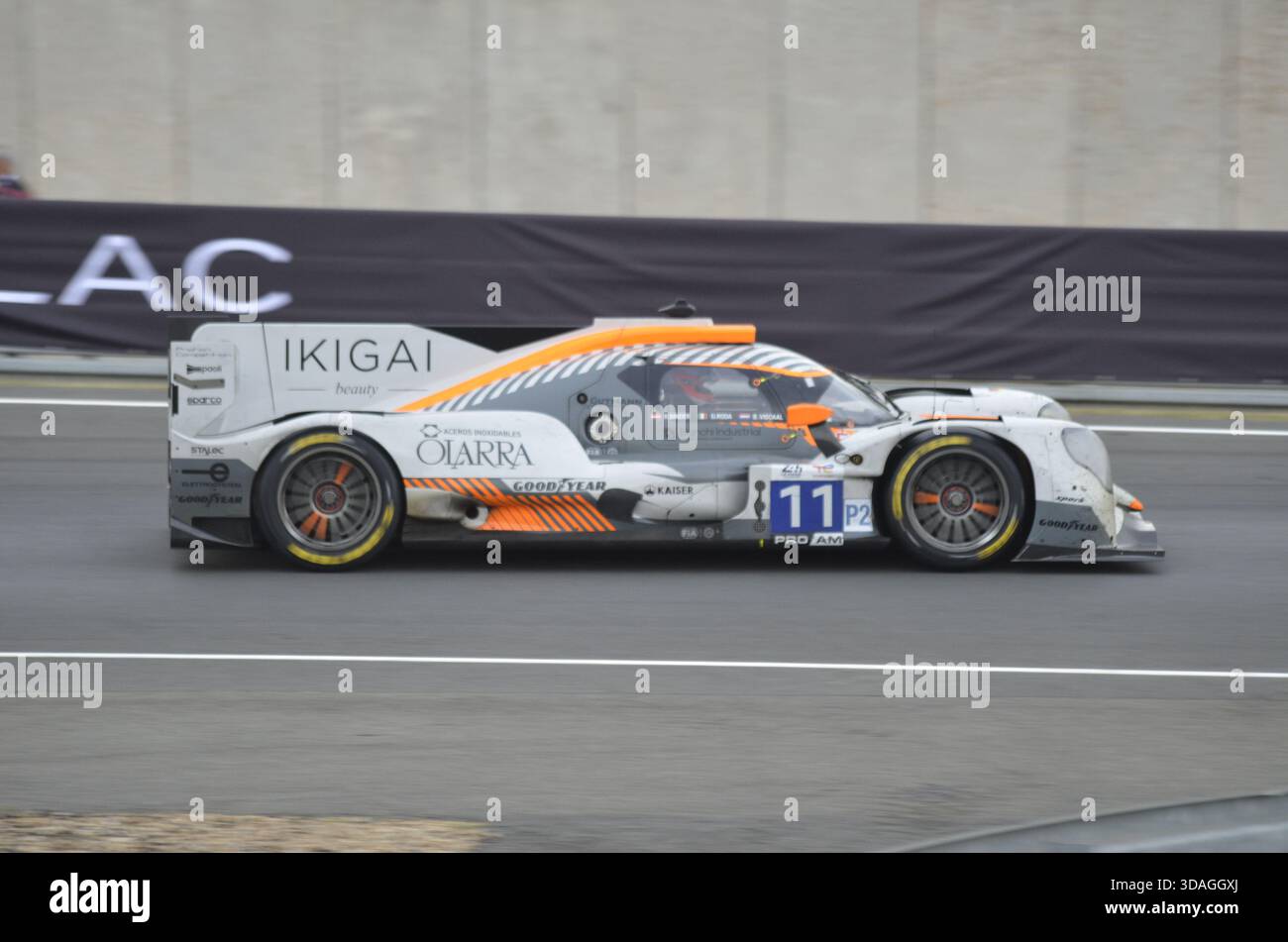 Concours de protons entrés Oreca 07 LMP2 de René Binder, Giorgio Roda & Bent Viscaal sort de l'Essess aux 24 heures du Mans 2025 Banque D'Images