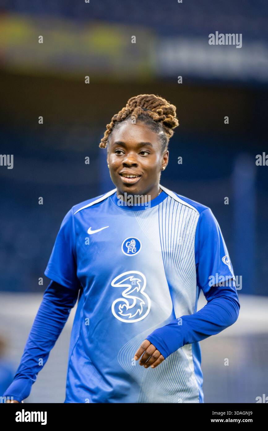 Londres, Royaume-Uni. 10 décembre 2025. Sandy Baltimore (17 Chelsea) se réchauffe avant le match entre Chelsea et Roma lors de l'UEFA Women's Champions League - League Stage à Stamford Bridge, Londres, Angleterre le mercredi 10 décembre 2025. Crédit : SPP Sport Press photo. /Alamy Live News Banque D'Images