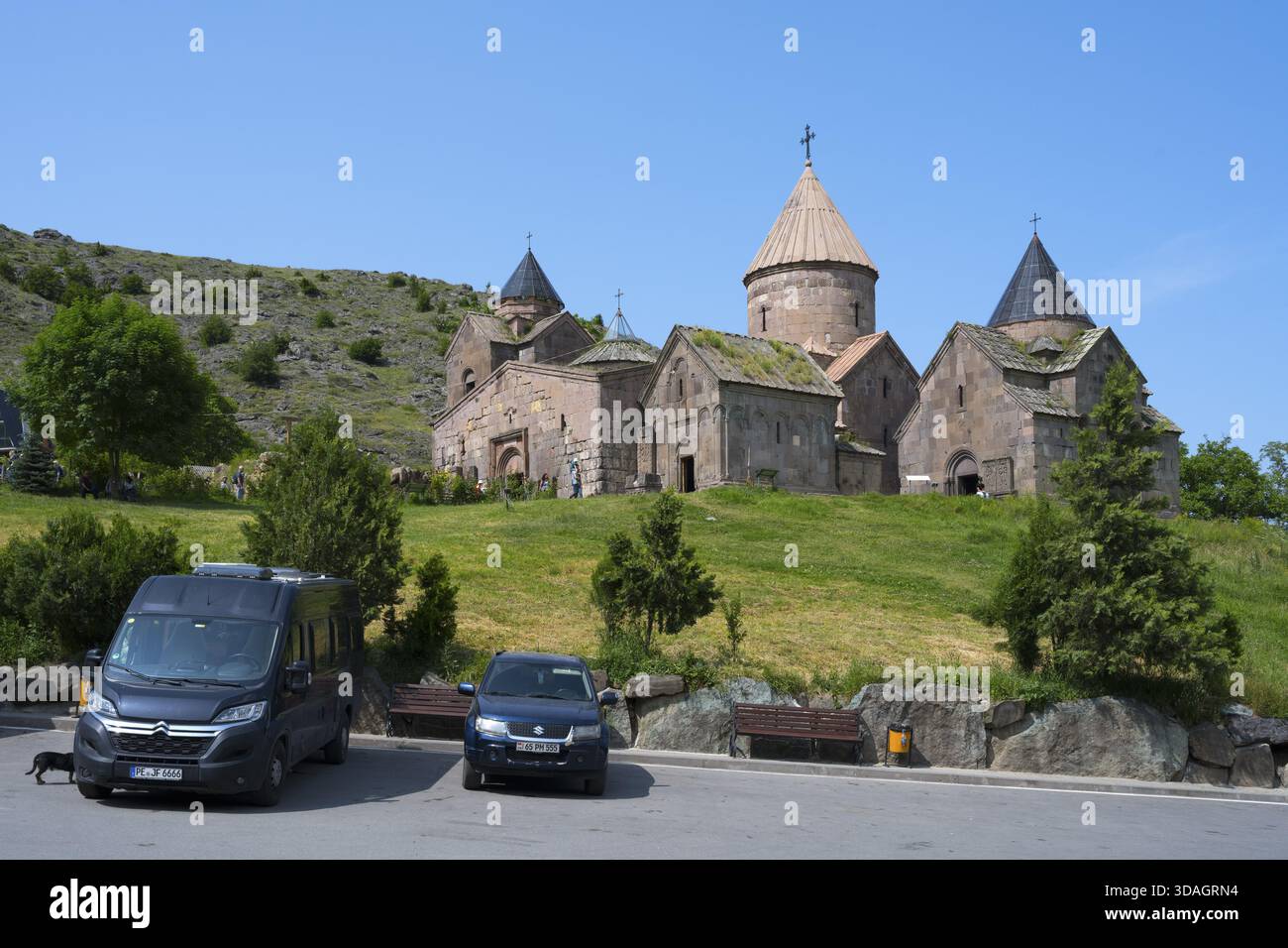 Monastère historique avec des bâtiments en pierre dans un paysage montagneux avec un ciel bleu vif, monastère de Goshavank, province de Tavush, Arménie Banque D'Images
