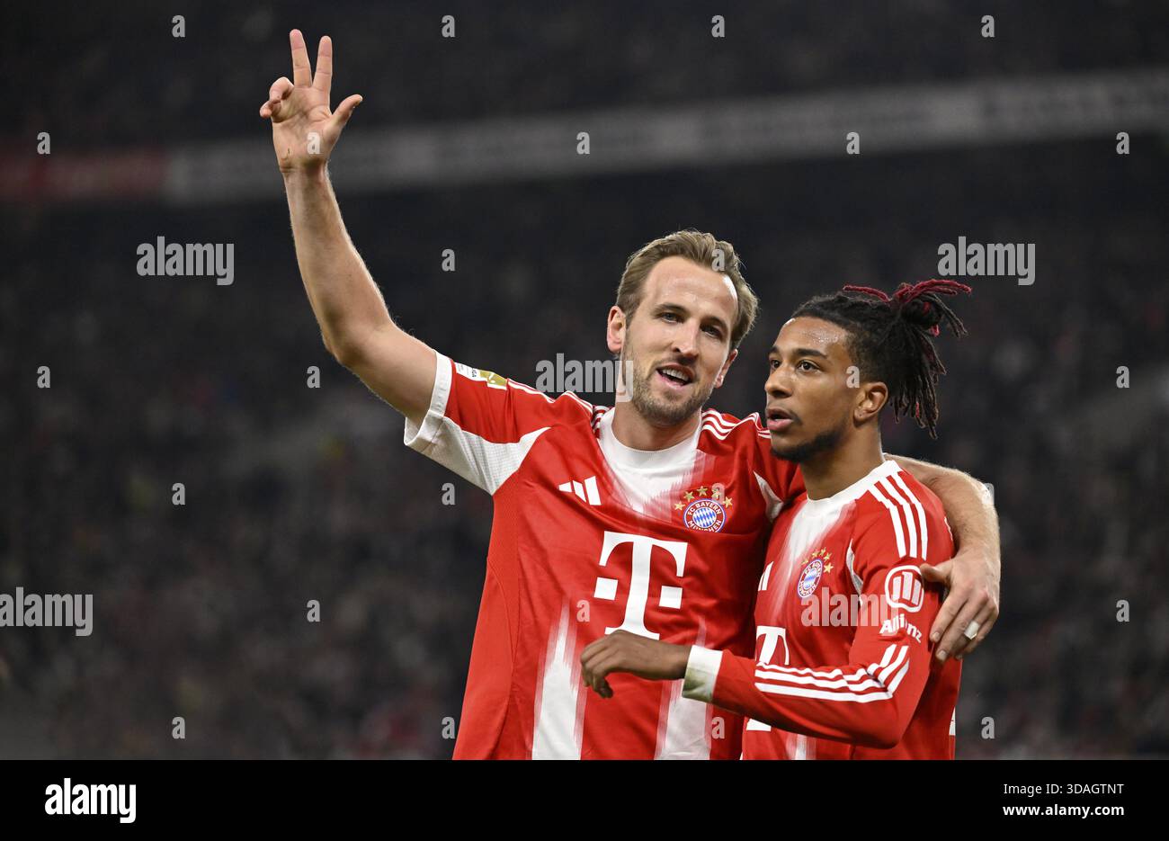 Célébration du but Harry Kane FC Bayern Munich FCB (09) montre trois doigts pour Hat-trick Michael Olise FC Bayern Munich FCB (17) MHPArena, MHP Arena St. Banque D'Images