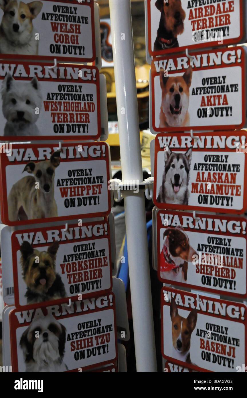 Des panneaux d'avertissement avec des photos de différentes races de chiens et des mots pour être prudent, route 66, près de Seligman, Arizona, États-Unis, Amérique du Nord Banque D'Images