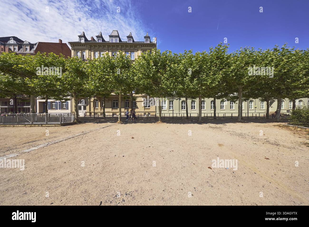 Ministère de la culture, de l'éducation et des opportunités, architecture générale, maisons, bâtiment historique, fenêtres, lucarnes, ciel bleu, altocumulus clo Banque D'Images