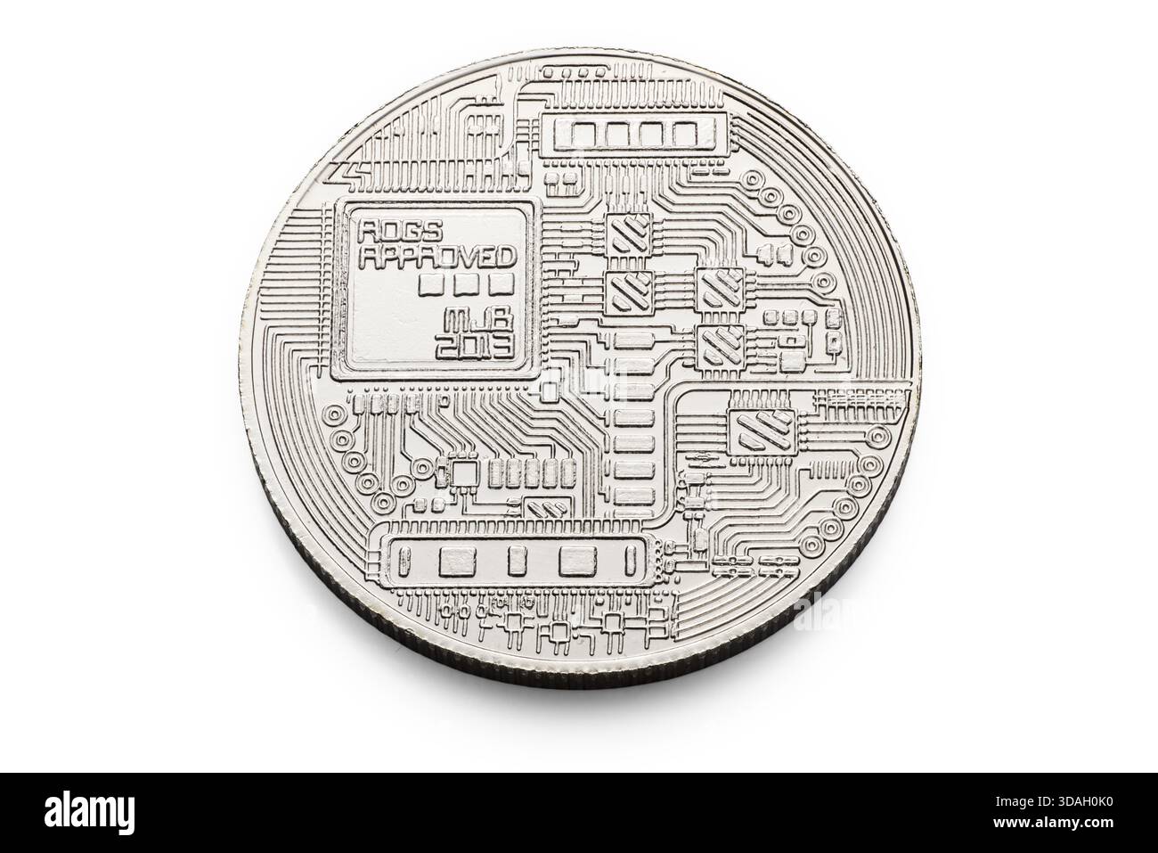Gros plan d'une pièce Bitcoin en argent mettant en évidence le symbole BTC et des détails semblables à un circuit. Représente la monnaie numérique, la technologie blockchain et moderne Banque D'Images