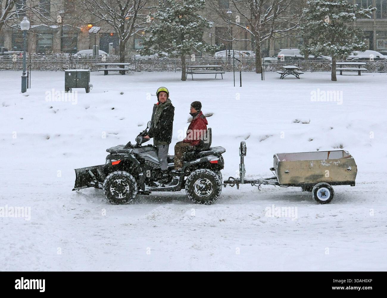 Montréal, Québec, Canada. 10 décembre 2025. Alors qu’une tempête hivernale balaye Montréal et le sud du Québec, plus de 15 cm de neige fraîche transforme la ville en un paysage blanc silencieux. (Crédit image : © Serkan Senturk/ZUMA Press Wire) USAGE ÉDITORIAL SEULEMENT ! Non destiné à UN USAGE commercial ! Banque D'Images