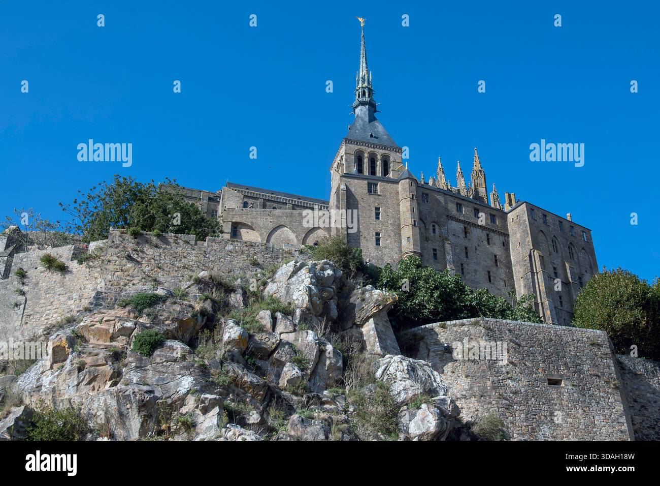 Spire avec Saint Michel vaincu un dragon au sommet de l'abbaye du Mont-Saint-Michel, Normandie, France Banque D'Images