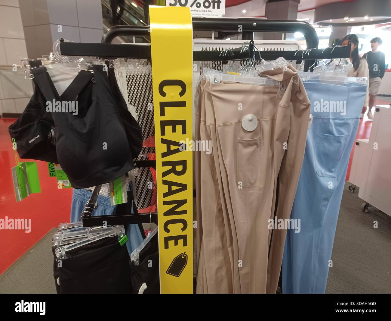 Toronto, ON, Canada – 8 juin 2025 : une affiche jaune et noire « solde déménagement de liquidation » est placée bien en vue sur un porte-vêtements offrant un montant supplémentaire Banque D'Images